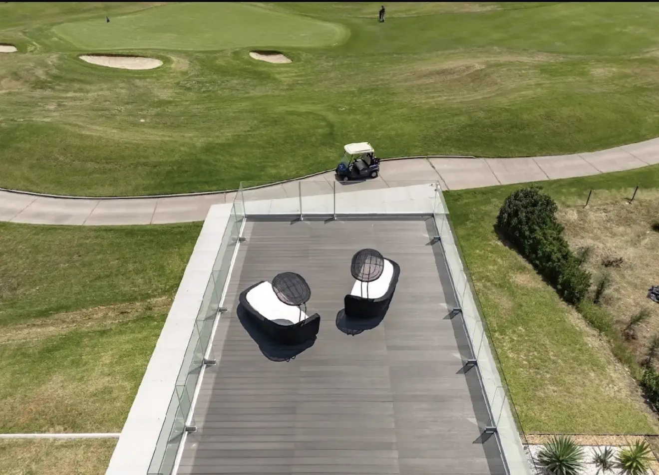 Terraza rooftop con vista al campo de golf
