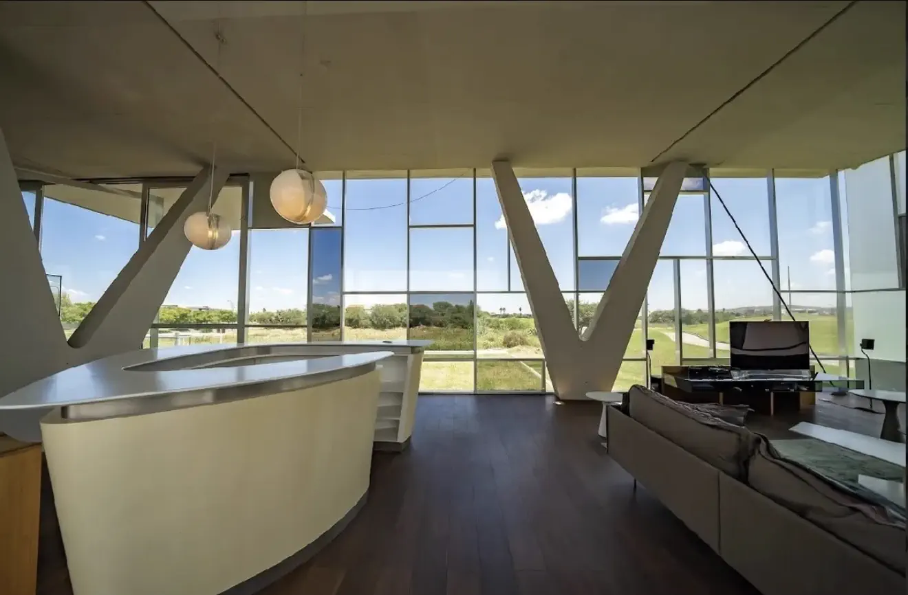Sala principal con muros cortina de vidrio