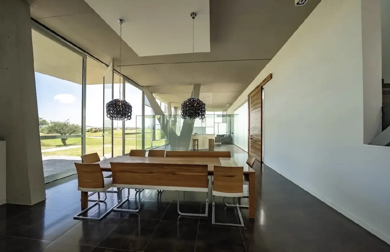 Comedor formal con vista al jardin